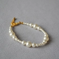 Elegante pulsera de perlas con cuentas de varios tamaños y cierre dorado ajustable - Perla Artificial Blanco Roto
