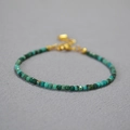 Bracelet minimaliste en perles de pierre verte naturelle avec chaîne dorée - Style Pierre de Phénix