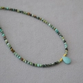Dettaglio macro della collana di perline turchesi con pendente in pietra a goccia - Turchese