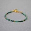 Détail macro d'un bracelet en perles de turquoise naturelle avec séparateurs dorés et fermoir - Style Pierre de Phénix avec Perles en Cuivre Plaqué Or