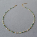 Elegante collar de cuentas con piedras degradadas verdes y cierre de mosquetón dorado - Verde Degradado (MYN0347-GD)