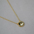 Collana minimalista in ottone dorato con ciondolo in madreperla nera e punto luce zircone - Conchiglia Grigia