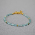 Bracelet minimaliste en perles d'aigue-marine avec accents dorés et chaîne ajustable - Style Aigue-Marine avec Perles en Cuivre Plaqué Or