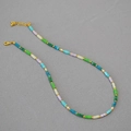 Collana artigianale con perline colorate, distanziali turchesi quadrati e chiusura dorata - Collana