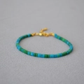 Bracciale di perle minimalista con pietre quadrate verdi e blu e chiusura dorata - Verde Muschio