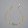 Minimalistische gouden ketting met een gefacetteerde groene ovale steen hanger aan ketting - Amazoniet