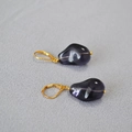 Orecchini vintage dorati con vetro smeraldo e pendenti in perle barocche irregolari - Viola