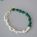 Detalle de cuentas de vidrio esmeralda y perlas blancas en un collar barroco chic - Patchwork Verde Y Perlas
