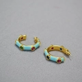 Detailansicht goldener C-Ohrringe mit hellblauem Emaille und bunten Zirkoniasteinen - Blau
