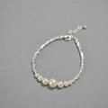 Detalle de las cuentas plateadas irregulares y perlas crema degradadas en el collar - Pulsera