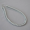 Dettaglio della collana a doppio filo di perle con chiusura a moschettone argento - Grigio Argento