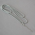 Dettaglio collana con perle grigie, chiusura a moschettone in argento e catenella - Stile Chiusura a Moschettone (616) / Grigio Argento