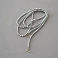 Détail d'un collier en perles gris argenté avec fermoir à bascule T-bar de style minimaliste - Style Fermoir à Bascule (616)