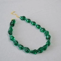 Detalle de cuentas de vidrio esmeralda con cierre dorado en collar de perlas vintage - Verde Esmeralda