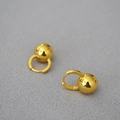 Detalle de pendientes de aro minimalistas con bola dorada y acabado pulido liso - Dorado