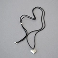 Collar minimalista de cordón negro ajustable con un colgante de corazón pulido - Plateado