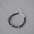 Collana elegante con grani di spinello nero e cinque perle scure dai riflessi cangianti - Bracciale