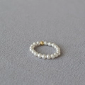 Anillo elástico minimalista de perlas blancas y cuenta de oro de 14K hecho a mano - US 6 / 3mm