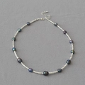 Vista dettagliata di perle nere stile Tahiti e perle d'argento con chiusura a moschettone - Collana