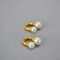 Elegantes pendientes de doble perla dorados con perlas blancas grandes y pequeñas de moda - Perla de imitación