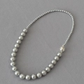 Collana di perle grigio argento sfumate con chiusura magnetica a sfera dorata - Grigio Argento