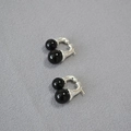 Pendientes de botón en forma de C de plata S925 con perlas de ónix negro y diseño moderno - Ágata negra