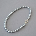 Vista ravvicinata della collana di perle grigie con chiusura rotonda e zirconi lucidi - 10mm Grigio Argento