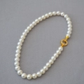 Dettaglio della collana di perle bianche con chiusura dorata e zirconi brillanti - 10mm Bianco Sporco