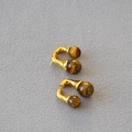 Vista macro de pendientes dorados en C con cuatro cuentas esféricas de ojo de tigre - Ojo de tigre