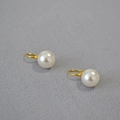 Eleganti orecchini con perle bianche lucide e lunghi ganci dorati dal design minimalista - Bianco Sporco 12mm