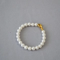 Elegant gold-plated brass pearl bracelet with round white pearls and toggle clasp - 8mm