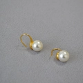Dettaglio di perle bianche tonde da 10mm con eleganti ganci per orecchini dorati - Bianco Sporco 10mm