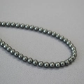 Collana minimalista con perle grigio scuro lucide e finitura metallica per le donne - 6mm