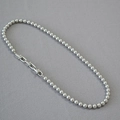 Collana di perle argentate con chiusura a maglie a forma di U su tessuto grigio chiaro - Stile Perla Grigio Argento Oro Bianco (6mm)