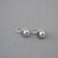 Orecchini placcati argento 925 con perle grigie tonde e lucenti su una superficie morbida - Grigio (10mm)