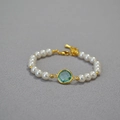 Elegante pulsera de perlas con cristal azul mar facetado y detalles dorados - Dorado