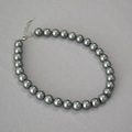 Primo piano di una collana di perle grigie lucide con chiusura a moschettone in argento - 12mm
