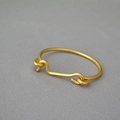 Bracciale minimalista in ottone dorato con chiusura a gancio geometrica e finitura opaca - Oro Antico