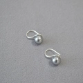 Orecchini con perle grigie placcati in argento 925 con gancio su sfondo scuro - Grigio (8mm)