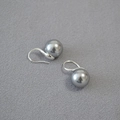 Orecchini in argento con perle grigio scuro lucide e ganci dal design minimalista - Grigio (12mm)