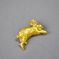 Broche de conejo vintage dorado con textura martillada y grabados de luna y estrellas - Conejo Estrella Luna (MYP026-WG)