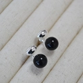Elegantes gemelos de plata 925 con ágata negra sobre fondo de terciopelo blanco - Cuenta de Plata y Ágata Negra