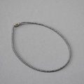 Dettaglio della collana di perle grigio scuro con chiusura in argento a forma di fagiolo - 3mm / Grigio