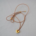 Minimalistische braune Kordelkette mit mattgoldenem Herzanhänger und verstellbarem Schiebeverschluss - Braunes Lederseil