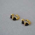 Pendientes de corazón retro en oro con esmalte negro y acabado de metal texturizado - Negro