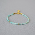 Bracelet minimaliste perlé en pierres carrées bleu clair et perles dorées dorées - Amazonite