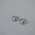 Orecchini a goccia in argento lucido su tessuto grigio, gioielli dal design minimal - Argento