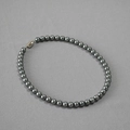 Collana di perle grigie in stile francese con chiusura in metallo su tessuto grigio - 8mm / Grigio