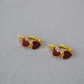 Pendientes de corazón vintage en oro con esmalte rojo intenso sobre fondo de textura neutra - Rojo oscuro