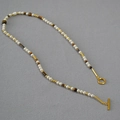 Collana di perle stile Maillard con pietre occhio di tigre e chiusura a T dorata - Occhio di Tigre Marrone e Perla Bianca (MYN0202-GD-H)
